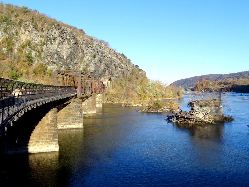 the shenandoah river on the right & the potomac river on the